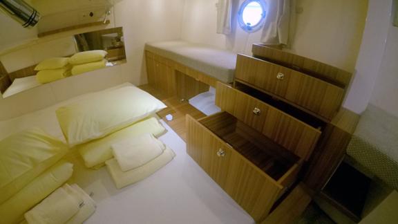 Schlafzimmer auf der Motoryacht North Star mit viel Stauraum.