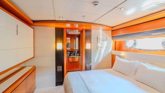 Ariela’s guest room in Göcek features a double bed, round windows and private bathroom comfort.