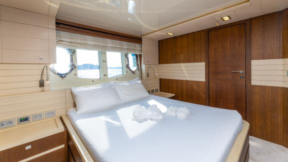 Die Kabine der Ferretti 100 überzeugt mit großem Bett und Blick auf die Adria.