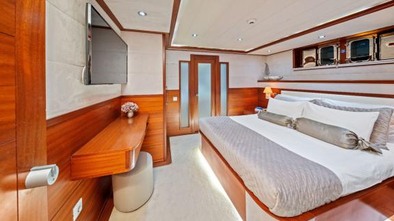 Mit gemütlichem Bett, stilvollen Möbeln und heller Atmosphäre bietet diese Kabine erholsame Nächte auf der Alessandro 1.