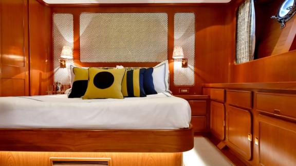 Роскошная каюта Tamarita с двуспальной кроватью и элегантным освещением.