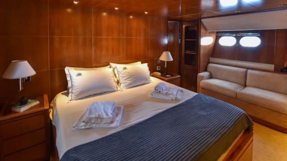 Geräumige und komfortable Hauptkabine der Motoryacht Samocla.