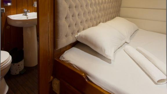 Cozy cabin with double bed and private bathroom on board the Gulet Hera.