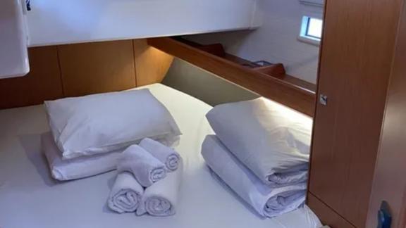 Die komfortable Doppelkabine der Yacht Chagla mit einem einfachen und modernen Bett, ideal für eine Charter ohne Besatzu