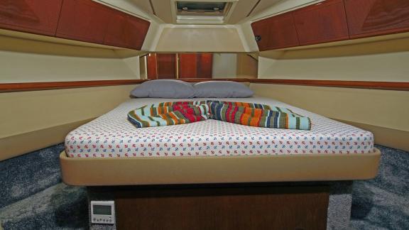 Das Schlafzimmer der Motoryacht Free Day ist mit einem großen und bequemen Bett ausgestattet. Stilvolle und moderne Deko