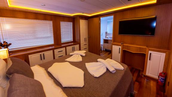 Das Schlafzimmer der Yacht Simay M ist mit einem großen Bett, stilvollen Möbeln und moderner Beleuchtung ausgestattet.