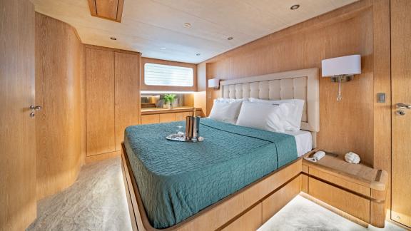 Das moderne Schlafzimmer der Yacht Opera besticht durch ein komfortables Bett und stilvolle Dekoration.