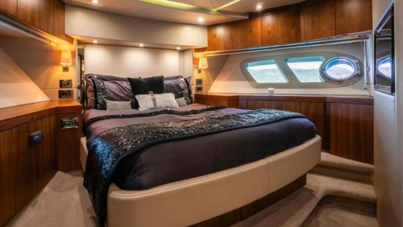 Das luxuriöse Schlafzimmer der Yacht Goldeneye ist mit einem großen Bett und moderner Dekoration ausgestattet.