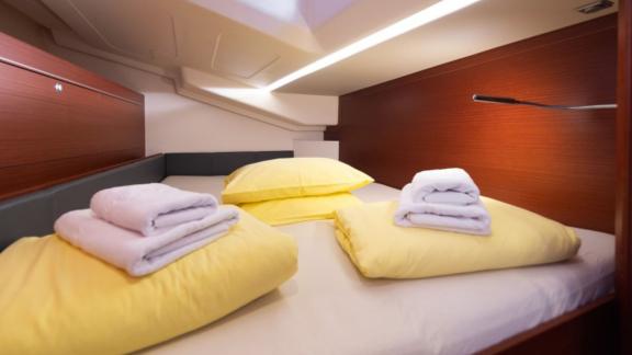 The comfortable double cabin of the yacht Anse is ideal for a relaxing sea vacation.