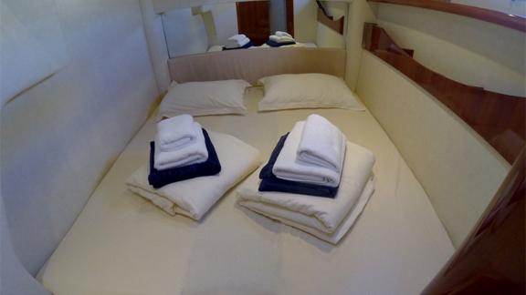 Das Schlafzimmer der Motoryacht Katrin verfügt über ein bequemes Bett und weiße Kissen.