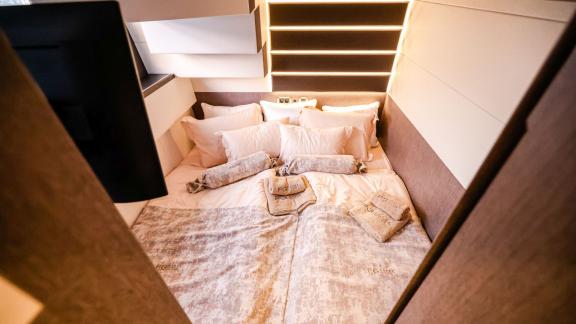 Das Schlafzimmer auf der Yacht FG Star besticht durch sein elegantes Design und moderne Beleuchtung.