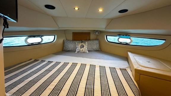 Spacious cabin on the yacht Labarna with a large double bed and sea view