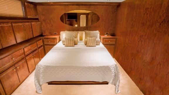 Das elegante Schlafzimmer der Motoryacht Julem 1 besticht durch stilvolles Design.