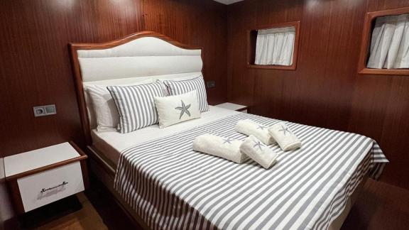 The double cabin of gulet Rose Sah offers a comfortable bed and simple decor.