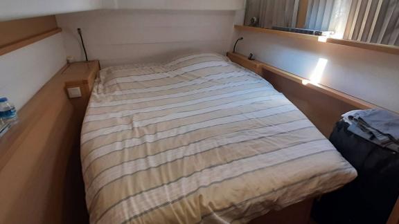 Die Kabine im Katamaran Loryma bietet ein komfortables Doppelbett, ideal für eine erholsame Nachtruhe an Bord.