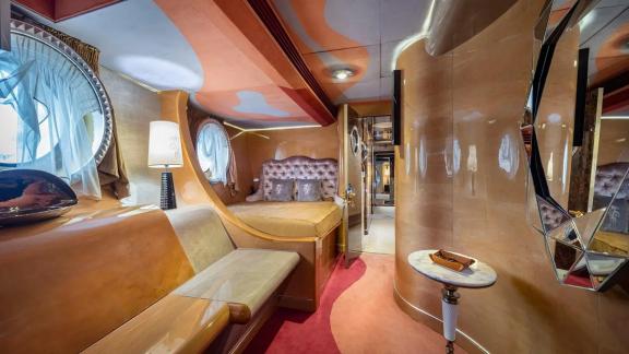 Thunder yatının yatak odası, kavisli detayları ve şık dekorasyonuyla dikkat çekiyor.