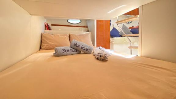 Das gemütliche Schlafzimmer auf der Motoryacht Black Ball ist mit einfachen und stilvollen Details dekoriert.