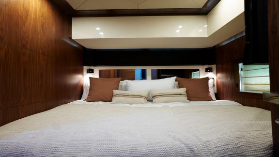 The double cabin of Um7 offers a spacious bed and modern decor for a comfortable atmosphere.