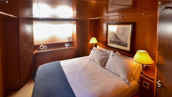 Gemütliches und komfortables Schlafzimmer der Motoryacht Samocla.