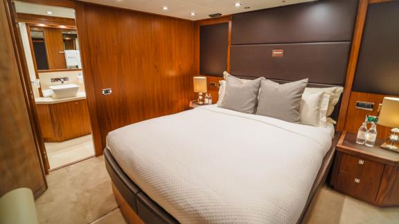 The guest cabin of the Lucien motor yacht makes your yacht rental in Dubai exceptional.