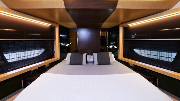 Die Hauptkabine der Motoryacht Chilli bietet stilvollen Komfort mit einem großen Bett und modernen Designelementen.