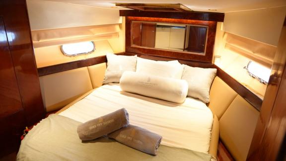 Das Schlafzimmer der Motoryacht Dolphin bietet Luxus und Komfort für Yachtcharter in Dubai.