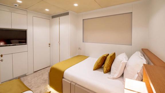 Das komfortable Schlafzimmer der Harun ist die perfekte Wahl für eine wöchentliche Luxusyacht-Miete in der Türkei.