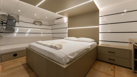 Modernes Interieur der Beyefendi H ideal für Yachtcharter in Göcek.