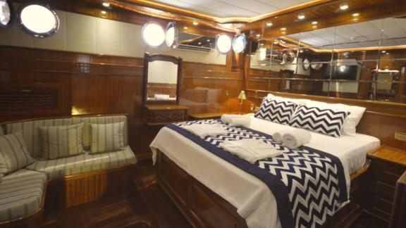 The cabin of Queen Atlantis stands out with its bright design and comfortable bed.