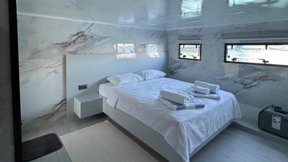 Die geräumige und modern gestaltete Masterkabine der Trawler-Yacht Lagertha bietet einen komfortablen Aufenthalt.