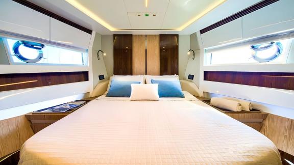 Geniş yatak ve yan pencerelerle aydınlık tasarıma sahip kamara ferah bir ortam sunar.