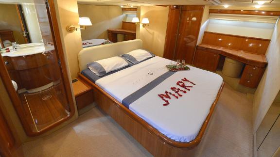 Das Hauptschlafzimmer der Motoryacht Mary zeigt ein großes Bett und stilvolle Dekoration.