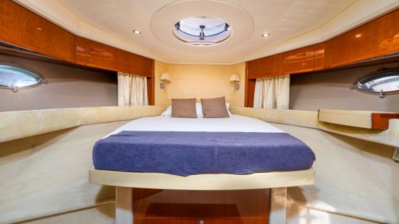 Ibiza'da kiralık Excalibur motoryatın ferah ve konforlu ön kabin alanı.