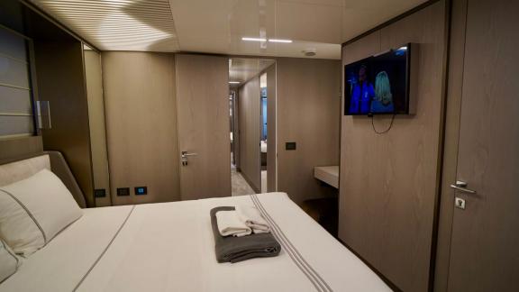 Современная каюта с двуспальной кроватью на Ferretti 850 Shero в Мармарисе.