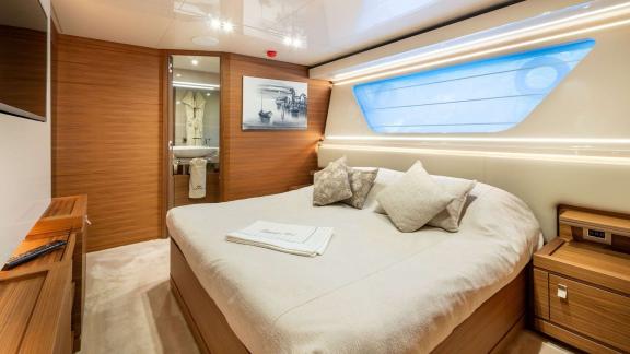VIP-каюта Ferretti Navetta 28 оснащена окном с видом на море и просторной кроватью.