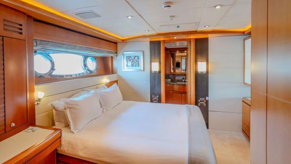 Ariela’s guest room features a double bed, porthole windows and private bathroom for comfort.