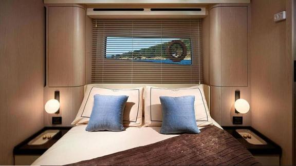 Doppelbett, Wandlampen und Fenster sorgen für eine stilvolle Atmosphäre an Bord.