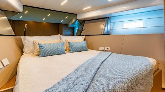 Vor Mallorca bietet die Motoryacht Experience eine moderne und helle Kabine.
