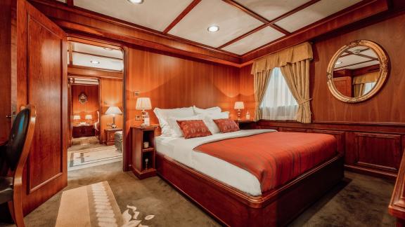 Die Hauptsuite der Motoryacht Seagull 2 mit Holzdetails und warmen Farben bietet erholsamen Schlaf.