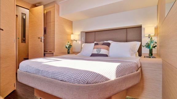 The guest cabin of the Sunmoon yacht offers a peaceful stay with its minimalist design and warm color palette.