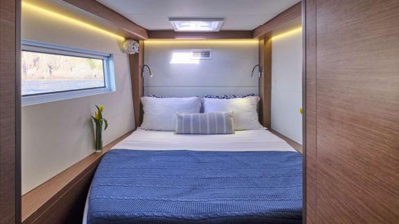The catamaran Andare Avanti offers a cozy sea-view cabin for guests near Athens.