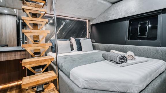 Die Kabine auf dem Unterdeck der Seabarit Lx besticht durch modernes Design und Holztreppe.
