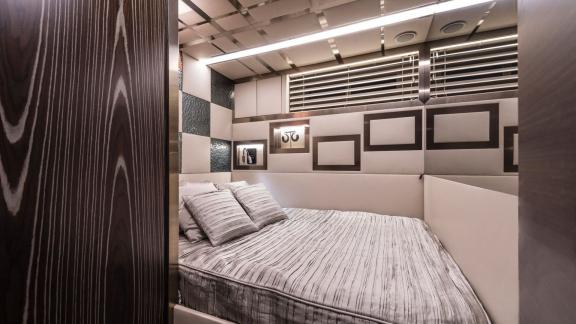 Gigreca’s small cabin stands out with modern design and a comfy bed.