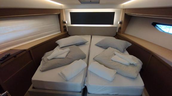 Die Gästekabine mit zwei Betten auf der Motoryacht Baby Indy überzeugt durch praktisches und gemütliches Design.