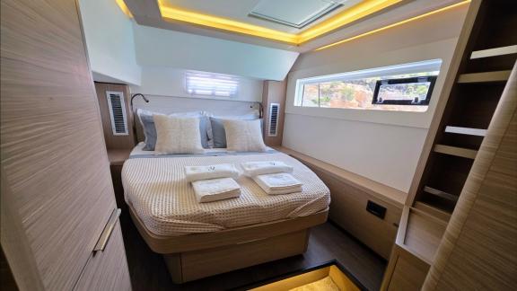 Zalina’s guest cabin in Athens features a double bed and large window.