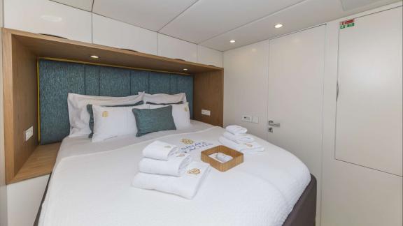 On Sunreef 60 Sinata, this bright guest cabin blends comfort with clean modern design.