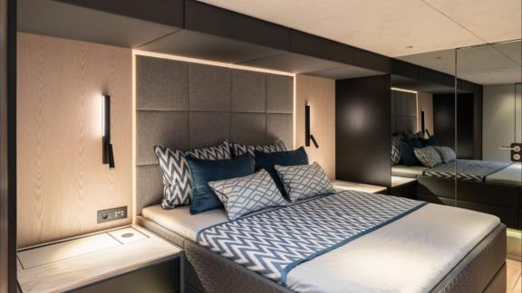 Der Katamaran N1 Sunreef 70 bietet stilvolle Schlafbereiche bei Kastela.