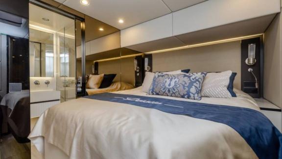 Die Kabine des Dessus Katamarans bietet modernen Stil und Erholung bei Kastela.