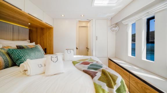 In Kastela the Vulpino cabin offers a large bed with windows and relaxing sea views.