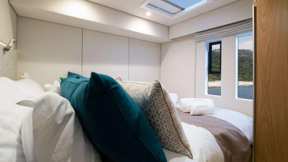 In Kastela Zara’s cabin features a skylight cozy bed and windows with coastal sea view.